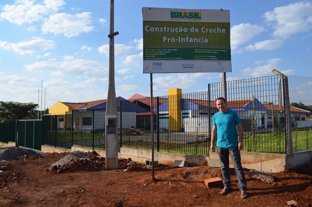 20171020_FOTO - Professor Antonio visita obras da creche do Capuava (1)